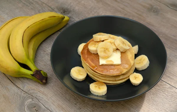 Stapel Pannkakor Med Lönnsirap Och Bananer — Stockfoto