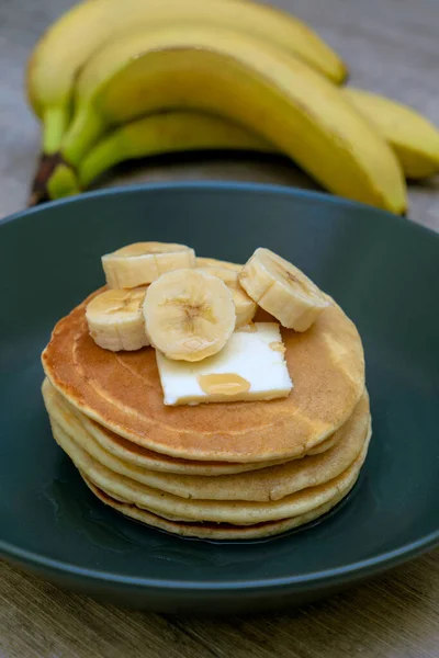 Pila Pancake Con Sciroppo Acero Banane — Foto Stock
