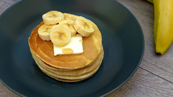 Stapel Pannkakor Med Lönnsirap Och Bananer — Stockfoto