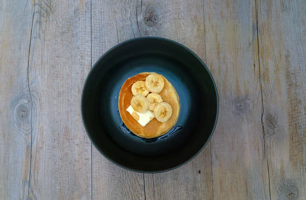 Stapel Pannenkoeken Met Ahornsiroop Bananen — Stockfoto