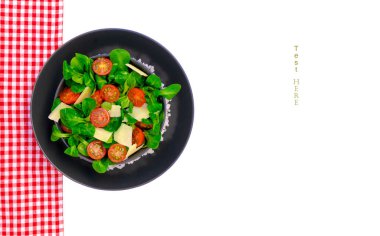 Domatesli ve parmesanlı taze salata.