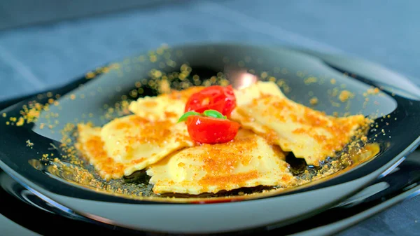 Zackenbarsch Ravioli Mit Bottarga Und Kirschtomaten — Stockfoto