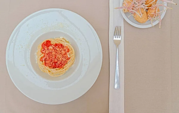 Spaghetti Mit Tomatensauce Und Parmesan — Stockfoto