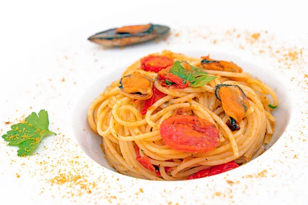 Spaghetti Mit Muscheln Bottarga Fisch Und Kirschtomaten — Stockfoto