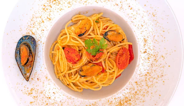 Spaghetti Mit Muscheln Bottarga Fisch Und Kirschtomaten — Stockfoto