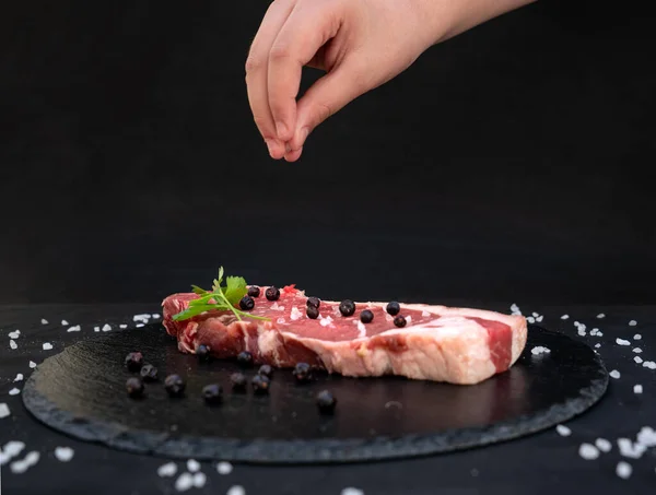 Viande Crue Dans Une Assiette Avec Sel Baies Genièvre — Photo