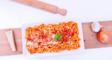Domates soslu İtalyan makarnası ve rendelenmiş parmesan peyniri.