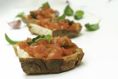 Domates ve fesleğenli İtalyan bruschetta.
