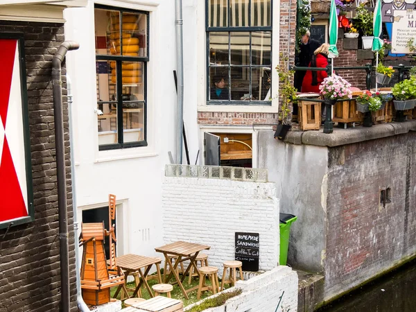 Een kleine straat café in Amsterdam, een uitzicht op het kanaal — Stockfoto