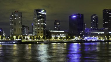 Rotterdam, Hollanda-Mayıs 2017-Boompjeskade ada Noordereiland gelen gece