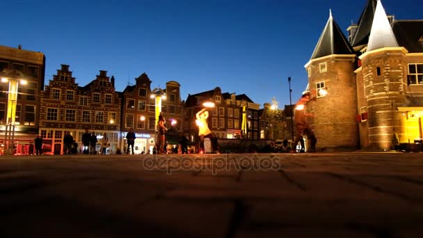Amsterdão / Holanda - 10 de maio de 2017: Fiery show de artistas de rua à noite em Amsterdã — Vídeo de Stock