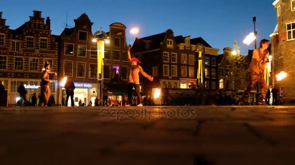 Amsterdam / Holandia - 10 maja 2017: Fiery Pokaż od artystów ulicy w godzinach wieczornych w Amsterdam — Wideo stockowe