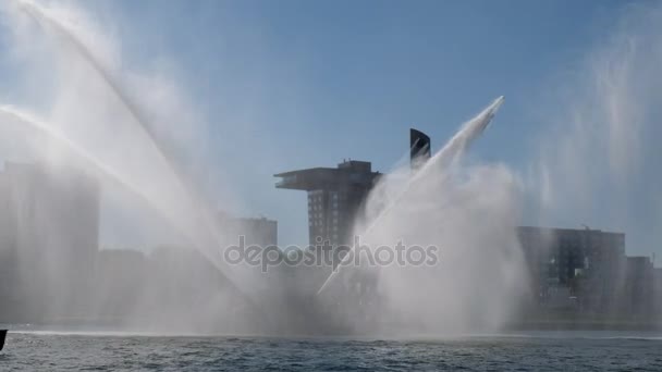 Rotterdam Niederlande - 14. Mai 2017. Boot mit sprühenden Wasserwerfern auf dem Maasfluss und kleinem Speedboot im Vordergrund — Stockvideo