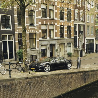 Bir hibrid otomobil Amsterdam'da şarj oluyor. Mayıs 2017.