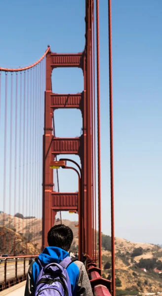 Persoon lopen Over de Golden Gate Bridge. — Stockfoto