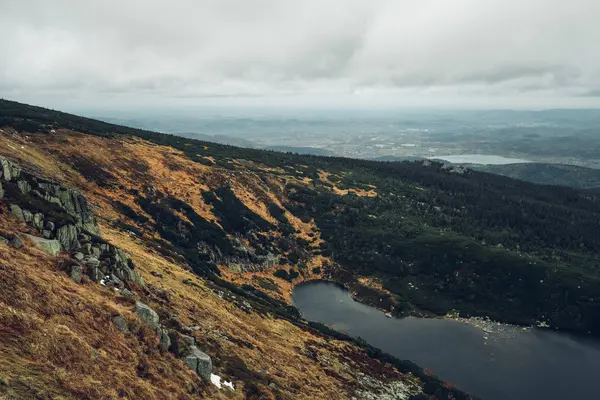 Lago montanhoso com vale no fundo — Fotografia de Stock