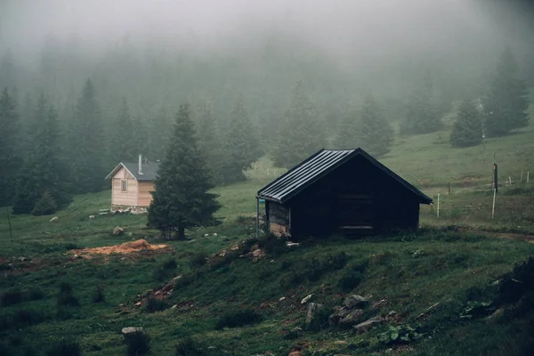 Ξύλινα σπίτια σε πλαγιά του βουνού — Φωτογραφία Αρχείου