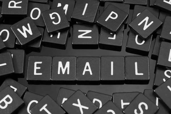 Azulejos carta preta soletrando a palavra "e-mail " — Fotografia de Stock