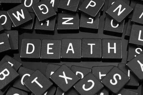 Fekete betű csempe, helyesírás-ellenőrzés a szó "halál" — Stock Fotó