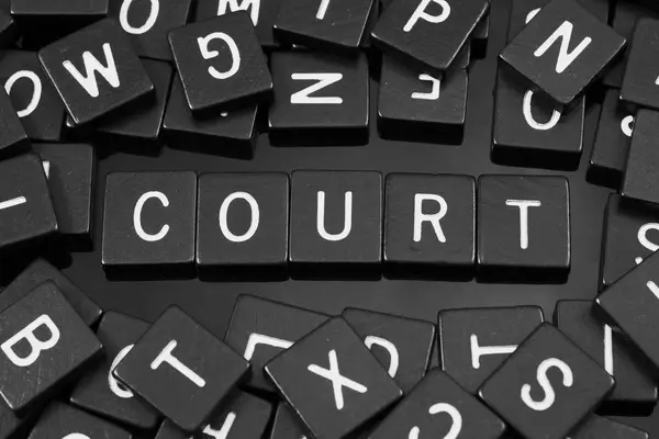 Fekete betű csempe, helyesírás-ellenőrzés a szó "a bíróság" — Stock Fotó
