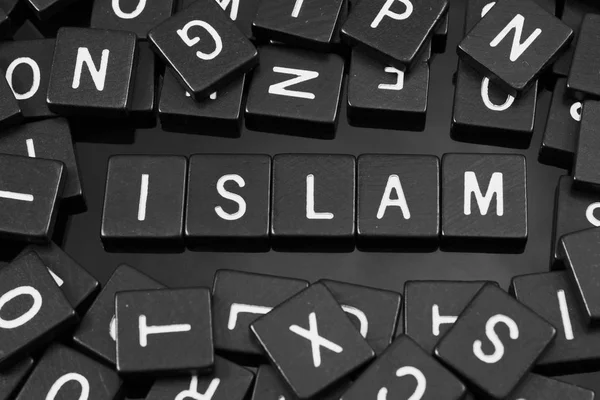 Carreaux de lettres noires orthographiant le mot "islam " — Photo