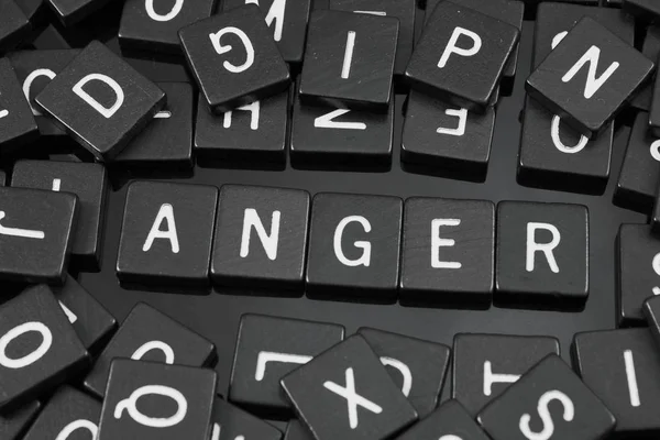 Fekete betű csempe, helyesírás-ellenőrzés a szó "harag" — Stock Fotó