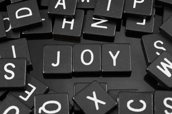 Piastrelle lettera nera ortografia della parola "gioia " — Foto Stock