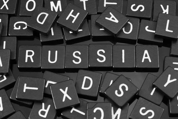 Azulejos carta preta soletrando a palavra "Rússia " — Fotografia de Stock