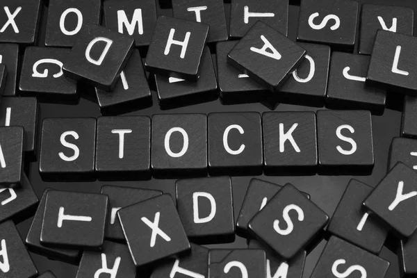 Telhas carta preta soletrando a palavra "estoques " — Fotografia de Stock