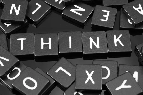 Azulejos de letras negras deletreando la palabra "pensar " —  Fotos de Stock