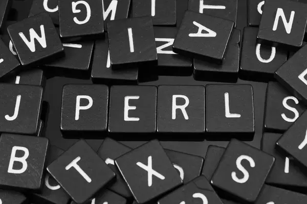 Azulejos de letras negras que deletrean la palabra "perl " — Foto de Stock