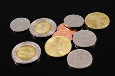 Siyah bir arka plan üzerinde çeşitli Mısır paralar