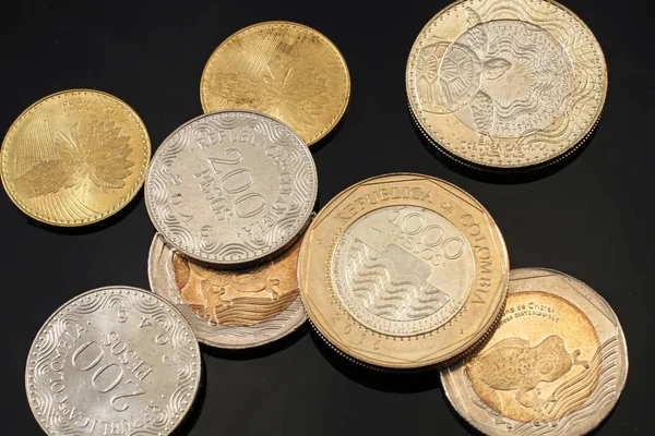 Colombianska mynt i makro på svart — Stockfoto