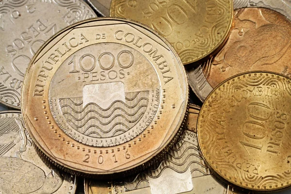 Moneda de 1000 pesos colombianos de cerca — Foto de Stock