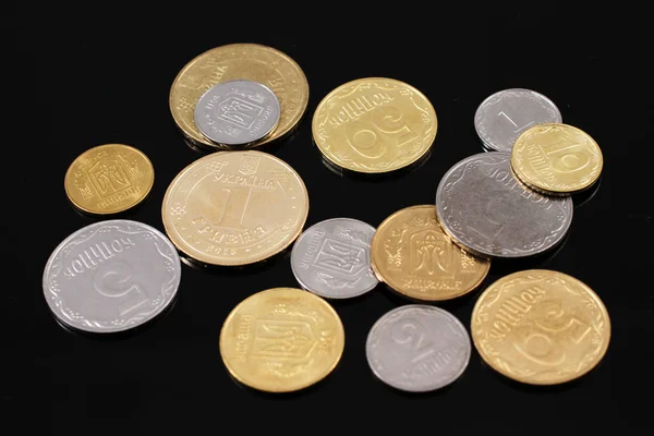 Geassorteerde Oekraïense munten op een zwarte achtergrond — Stockfoto