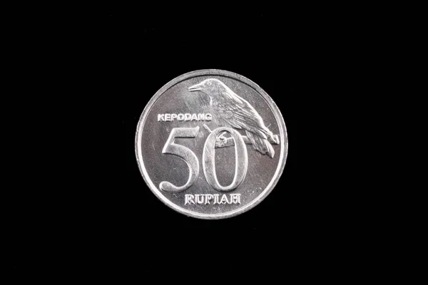 Indonesische 50-Rupiah-Münze in Nahaufnahme auf schwarz — Stockfoto