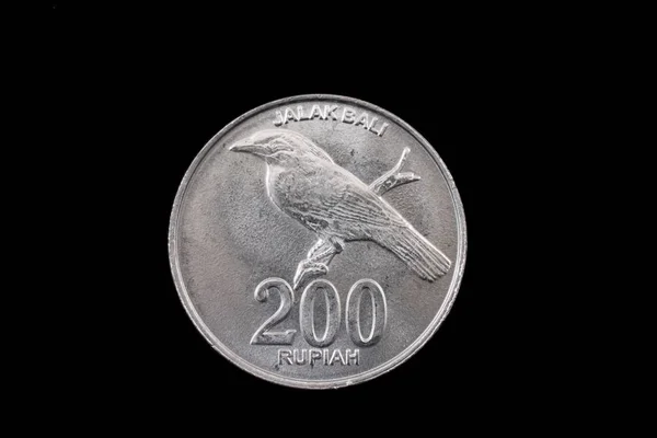 Indonesische 200-Rupiah-Münze in Nahaufnahme auf schwarz — Stockfoto