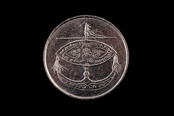 Moneda malaya de 50 sen de cerca en negro —  Fotos de Stock