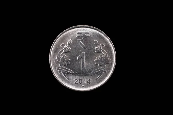 Індійська рупія один монети крупним планом на чорному — стокове фото