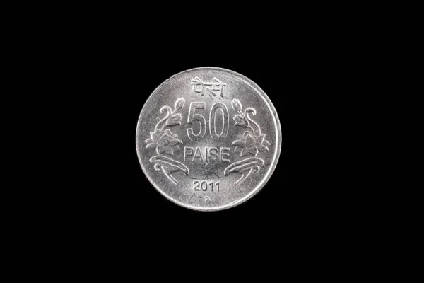 Indiska femtio paise mynt nära upp på svart — Stockfoto