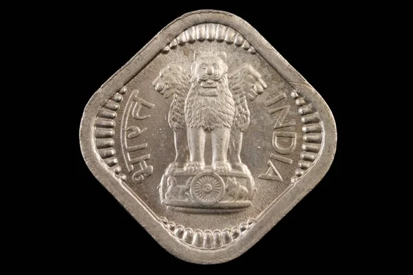 Gamla indiska kvadrat mynt på en svart bakgrund — Stockfoto