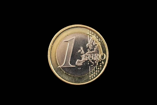 Ett ett euromynt som isolerade på svart — Stockfoto