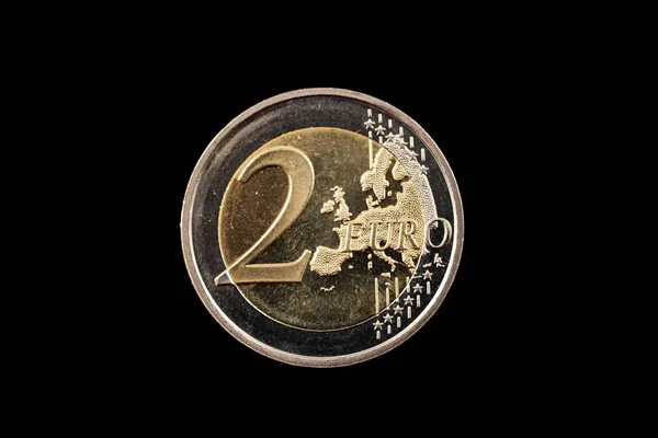 Ένα κέρμα δύο ευρώ που απομονώνονται σε μαύρο — Φωτογραφία Αρχείου
