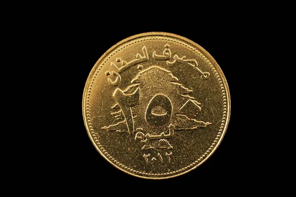 Ливанская монета 250 ливров, изолированная на черном — стоковое фото