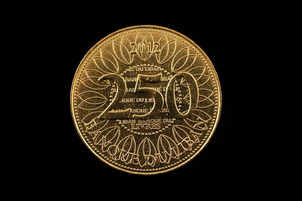 黎巴嫩250里弗硬币孤立在黑色 — 图库照片