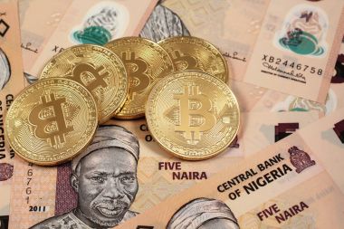 Altın bitcoins görüntüsünü yakından yakın çekim ile Nijeryalı naira notlar