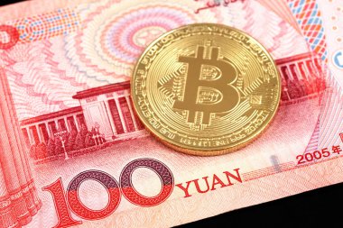 Görüntü 100 yuan notunun bir bitcoin ile yakından