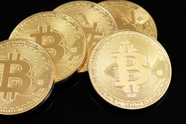 Siyah bir zemin üzerine altın bitcoins bir closeup görüntüsünü