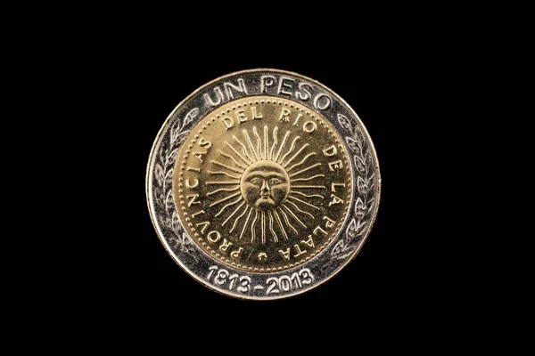 Біметалічні Один Песо Монети Аргентини Ізольовані Чорному Тлі — стокове фото