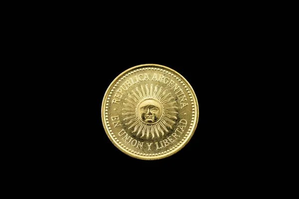 一个超级宏观形象的黄金阿根廷五 硬币孤立的黑色背景 — 图库照片